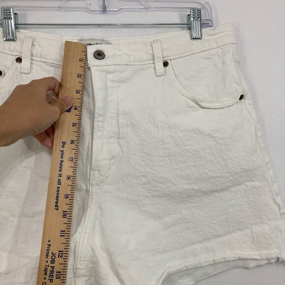 Abercrombie & Fitch size 33/16 White High Rise Frayed Hem the Dad Jean Shorts - Picture 6 of 9